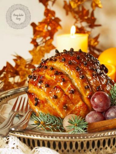 Zdjęcie - Świąteczna szynka w cytrusowo-korzennej glazurze - Przepisy kulinarne ze zdjęciami