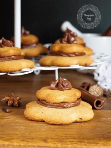 Zdjęcie - Pierniczki na maślance z czekoladowym ganache - Przepisy kulinarne ze zdjęciami