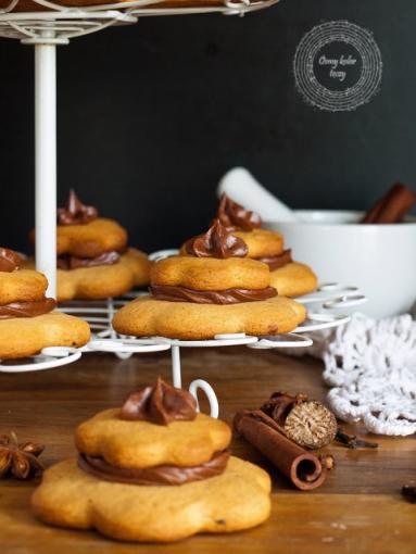 Zdjęcie - Pierniczki na maślance z czekoladowym ganache - Przepisy kulinarne ze zdjęciami