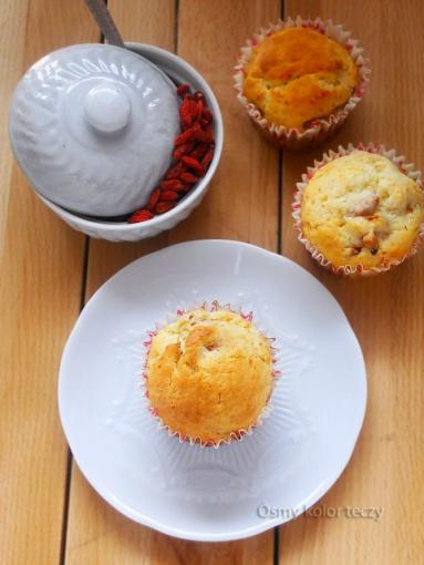 Zdjęcie - Muffinki jogurtowe z płatkami kokosu i jagodami goji. - Przepisy kulinarne ze zdjęciami