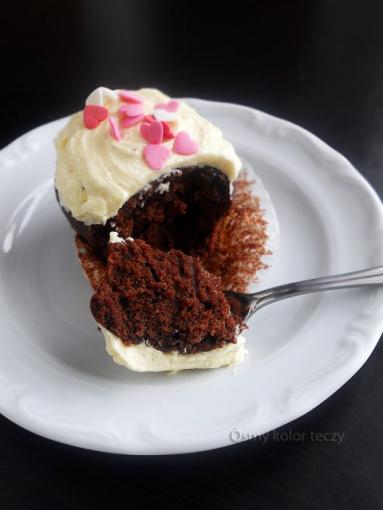 Zdjęcie - Walentynkowe muffinki z czerwonym winem i waniliowym kremem. - Przepisy kulinarne ze zdjęciami