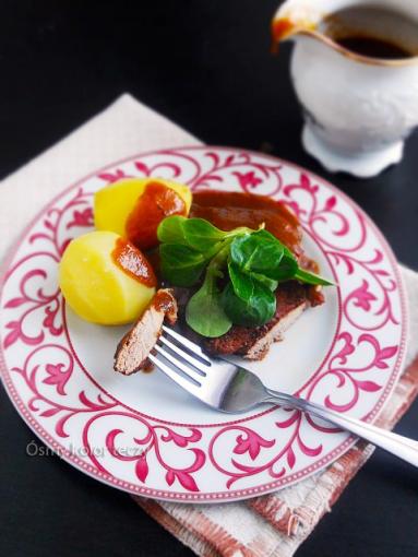 Zdjęcie - Szynka wieprzowa w winnym sosie z czerwoną cebulą i jabłkiem. - Przepisy kulinarne ze zdjęciami