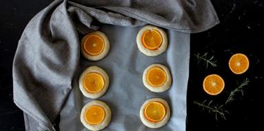 Zdjęcie - Bułeczki pomarańczowe z rozmarynem - Przepisy kulinarne ze zdjęciami
