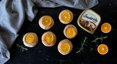 Zdjęcie - Bułeczki pomarańczowe z rozmarynem - Przepisy kulinarne ze zdjęciami