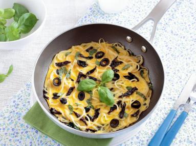 Zdjęcie - Omlet makaronowy z suszonymi pomidorami i oliwkami - Przepisy kulinarne ze zdjęciami