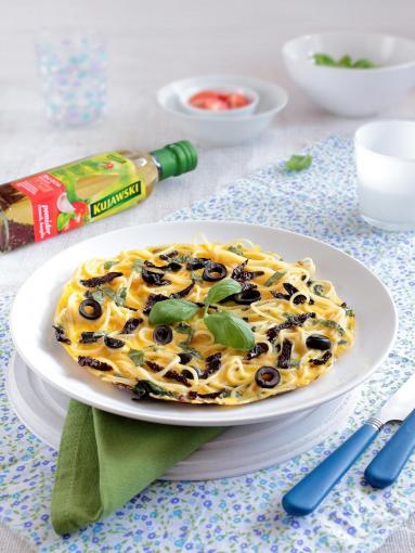 Zdjęcie - Omlet makaronowy z suszonymi pomidorami i oliwkami - Przepisy kulinarne ze zdjęciami