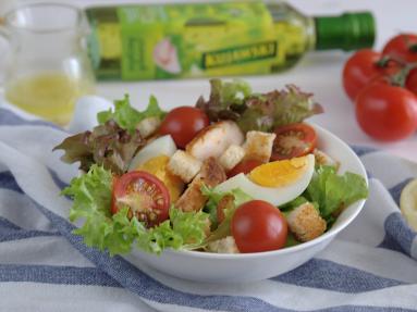 Zdjęcie - Sałatka z kurczakiem, jajkiem i grzankami - Przepisy kulinarne ze zdjęciami