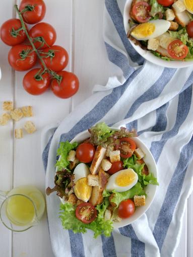 Zdjęcie - Sałatka z kurczakiem, jajkiem i grzankami - Przepisy kulinarne ze zdjęciami