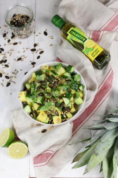 Zdjęcie - Ananasowo-ogórkowa sałatka z bazyliowo-cytrynowym dressingiem - Przepisy kulinarne ze zdjęciami