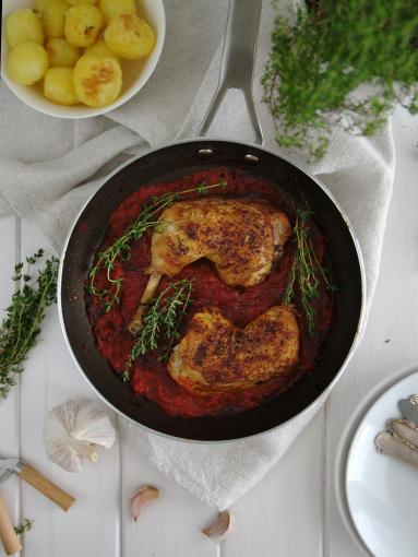 Zdjęcie - Udka kurczaka zapiekane w sosie pomidorowym - Przepisy kulinarne ze zdjęciami