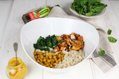 Zdjęcie - Brązowy ryż z pieczonymi batatami i cieciorką w przyprawach - Przepisy kulinarne ze zdjęciami
