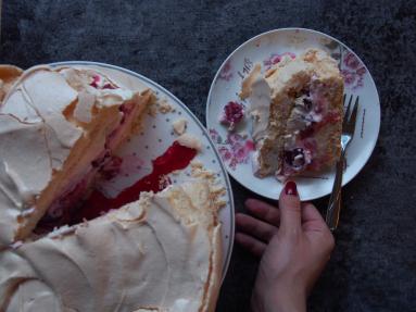 Zdjęcie - Tort bezowy z wiśniami - Przepisy kulinarne ze zdjęciami