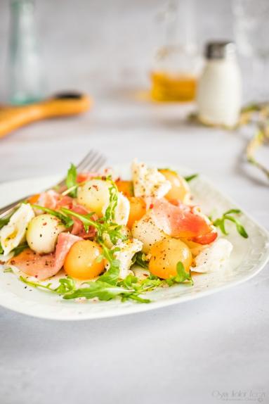 Zdjęcie - Sałatka z melonem, szynką parmeńską i mozzarellą - Przepisy kulinarne ze zdjęciami