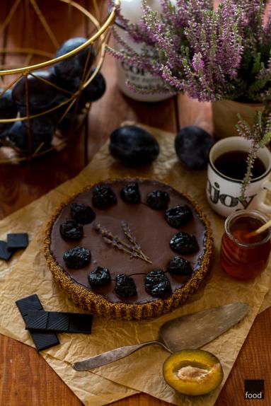 Zdjęcie - Tarta z suszonymi śliwkami i czekoladą - Przepisy kulinarne ze zdjęciami
