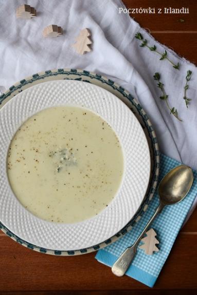 Zdjęcie - Zupa kalafiorowa z serem pleśniowym | U stóp Benbulbena - Przepisy kulinarne ze zdjęciami