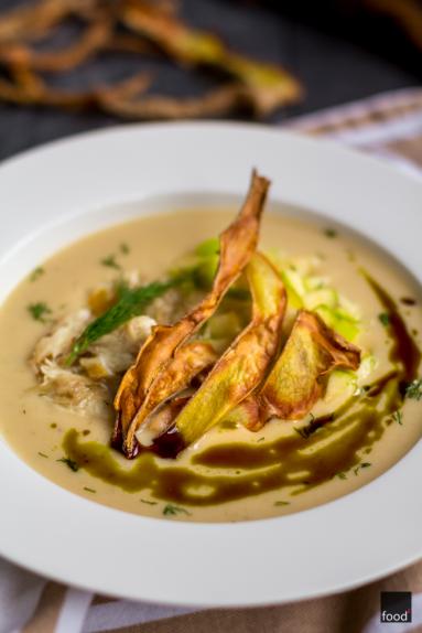 Zdjęcie - Zupa krem z ziemniaków z wędzoną makrelą, zielonym jabłkiem i chipsami z obierków - Przepisy kulinarne ze zdjęciami