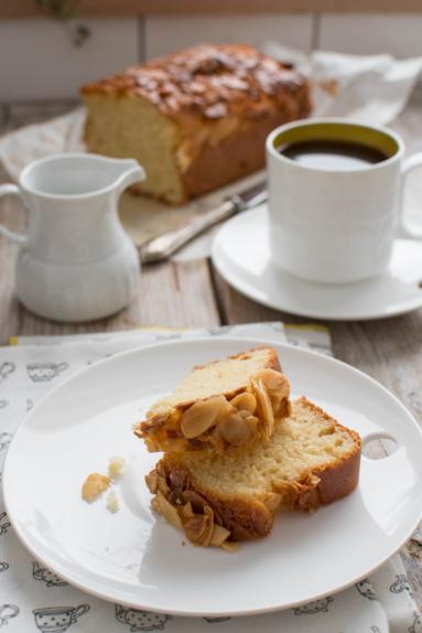 Zdjęcie - Bienenstich- ciasto drożdżowe z karmelową polewą migdałową - Przepisy kulinarne ze zdjęciami