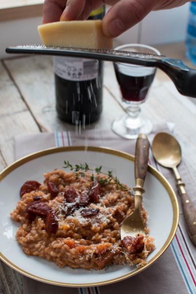 Zdjęcie - Pikantne risotto z chorizo i czerwonym winem - Przepisy kulinarne ze zdjęciami