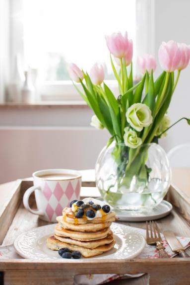 Zdjęcie - Jogurtowe pankejki z borówkami i bananami - Przepisy kulinarne ze zdjęciami