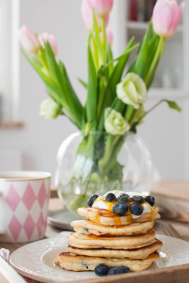 Zdjęcie - Jogurtowe pankejki z borówkami i bananami - Przepisy kulinarne ze zdjęciami