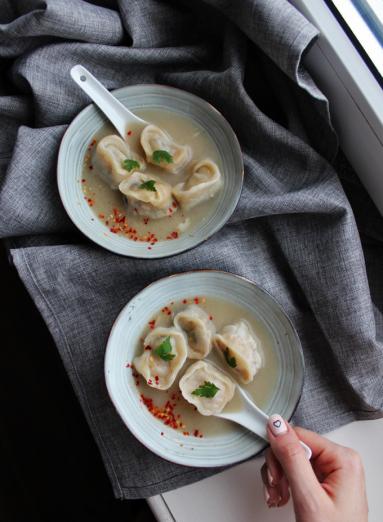 Zdjęcie - Zupa z topinamburu z uszkami ze śliwkami z boczkiem - Przepisy kulinarne ze zdjęciami