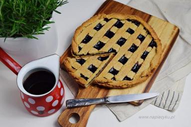 Zdjęcie - Kruche ciasto z dżemem jagodowym - Przepisy kulinarne ze zdjęciami