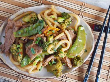 Zdjęcie - Szybki stir fry z makaronem udon, wołowiną i warzywami / Stir fry with udon noodles, beef and vegetables - Przepisy kulinarne ze zdjęciami