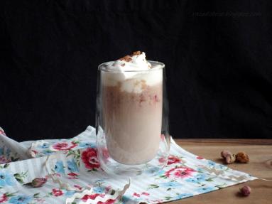 Zdjęcie - Kawa malinowo-różana z białą czekoladą - Przepisy kulinarne ze zdjęciami