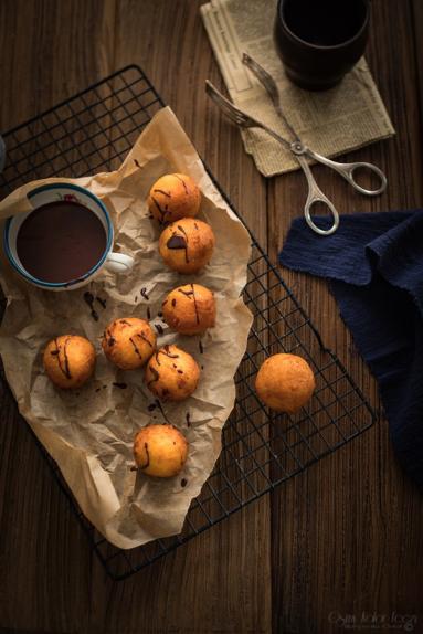 Zdjęcie - Pączki z ricotty z sosem czekoladowym – szybkie, łatwe, niezawodne - Przepisy kulinarne ze zdjęciami