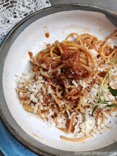 Zdjęcie - Spaghetti z sosem z pieczonych pomidorów - Przepisy kulinarne ze zdjęciami