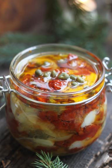 Zdjęcie - Śledzie z suszonymi pomidorami i kaparami - Przepisy kulinarne ze zdjęciami