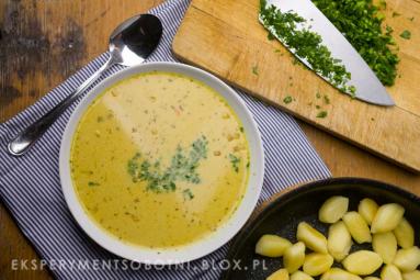 Zdjęcie - zupa z czerwonej soczewicy z mleczkiem kokosowym i smażonymi kopytk... - Przepisy kulinarne ze zdjęciami