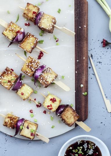 Zdjęcie - Szaszłyki z tofu czosnkowego i z karmelizowanego ananasa - Przepisy kulinarne ze zdjęciami