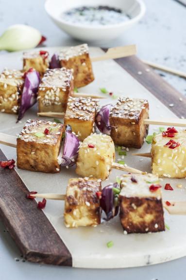 Zdjęcie - Szaszłyki z tofu czosnkowego i z karmelizowanego ananasa - Przepisy kulinarne ze zdjęciami