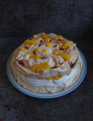 Zdjęcie - Tort bezowy z mango - Przepisy kulinarne ze zdjęciami