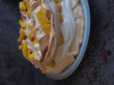 Zdjęcie - Tort bezowy z mango - Przepisy kulinarne ze zdjęciami