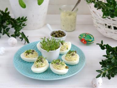 Zdjęcie - Jajka z majonezem bazyliowym, kaparami i rzeżuchą - Przepisy kulinarne ze zdjęciami