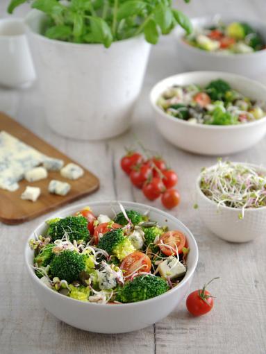 Zdjęcie - Sałatka brokułowa z kiełkami i ziarnami - Przepisy kulinarne ze zdjęciami