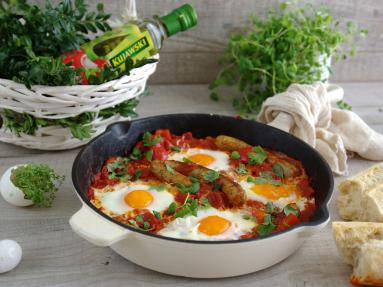 Zdjęcie - Szakszuka z pomidorami, papryką i kiełbasą - Przepisy kulinarne ze zdjęciami
