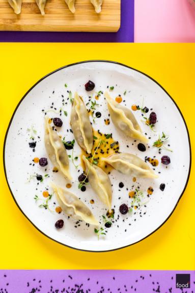 Zdjęcie - Pierogi gyoza z pieczoną kaczką i sosem z suszonych owoców - Przepisy kulinarne ze zdjęciami