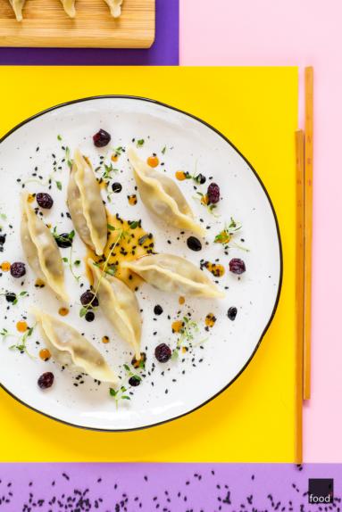 Zdjęcie - Pierogi gyoza z pieczoną kaczką i sosem z suszonych owoców - Przepisy kulinarne ze zdjęciami