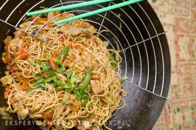 Zdjęcie - smażony makaron chow mein z kurczakiem - kulinarny Eksperyment Sobo... - Przepisy kulinarne ze zdjęciami
