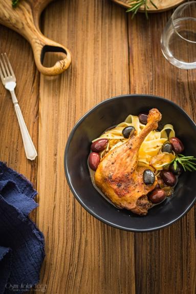 Zdjęcie - Duszona kaczka z oliwkami – prosty przepis - Przepisy kulinarne ze zdjęciami