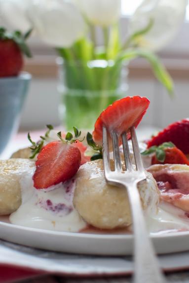 Zdjęcie - Twarogowe knedle z truskawkami - Przepisy kulinarne ze zdjęciami