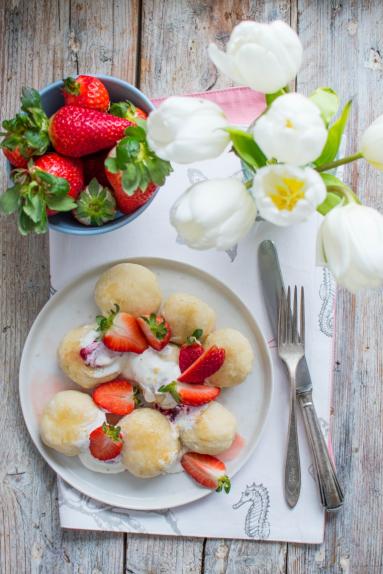 Zdjęcie - Twarogowe knedle z truskawkami - Przepisy kulinarne ze zdjęciami