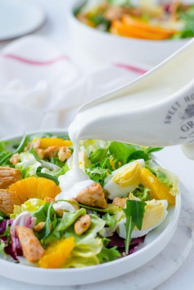 Zdjęcie - Wiosenna sałatka z kurczakiem pomarańczą i jajkiem - Przepisy kulinarne ze zdjęciami