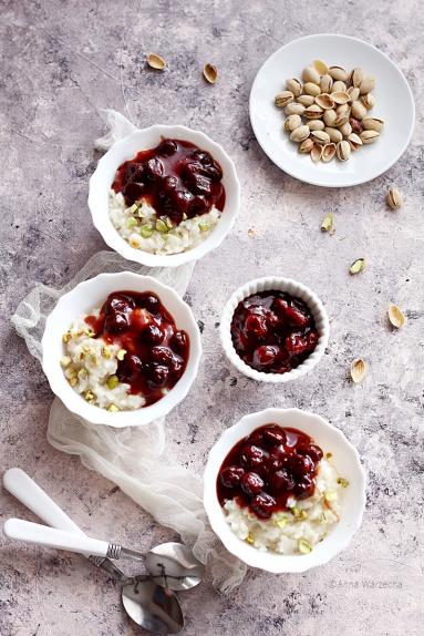 Zdjęcie - Kokosowy pudding ryżowy z wiśniami i pistacjami - Przepisy kulinarne ze zdjęciami