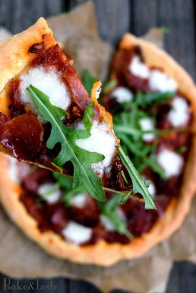 Zdjęcie - Pizza na cieście twarogowym - Przepisy kulinarne ze zdjęciami