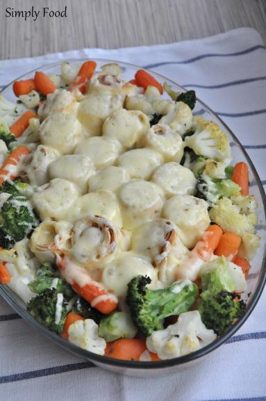 Zdjęcie - Zapiekane naleśniki z parówkami i warzywami - Przepisy kulinarne ze zdjęciami