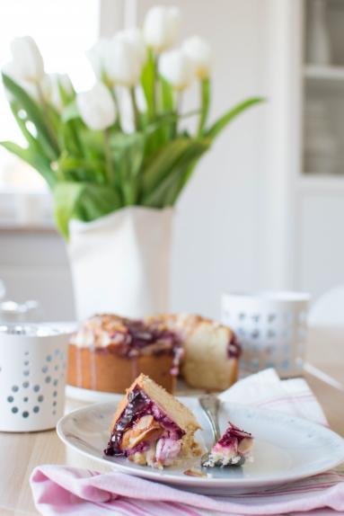 Zdjęcie - Drożdżówka z malinami i serkiem - Przepisy kulinarne ze zdjęciami